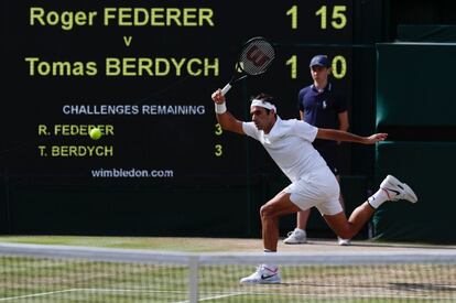 Roger Federer devuelve la bola a su contrincante, el checo Tomas Berdych.