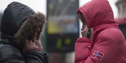 Las mujeres son más frioleras que los hombres.