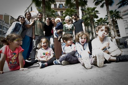 Padres e hijos del grupo de crianza Babalia en el barrio de Poble Sec, en Barcelona.