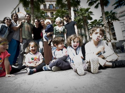 Padres e hijos del grupo de crianza Babalia en el barrio de Poble Sec, en Barcelona.