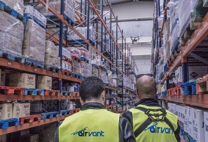 Los pilotos manejan el dispositivo dentro de un almacén logístico.