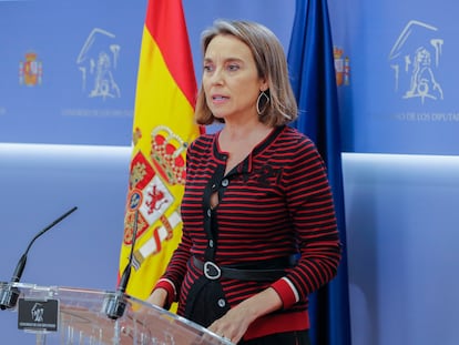 La portavoz parlamentaria del PP, Cuca Gamarra, durante su intervención tras la reunión este martes en el Congreso de la Junta de Portavoces.