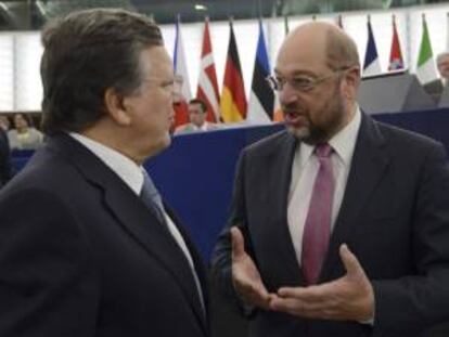 El presidente de la Comisión Europea (CE), José Manuel Durao Barroso (i), conversa con el presidente del Parlamento Europeo (PE), Martin Schulz, antes de pronunciar un discurso del Estado de la Unión en Estrasburgo (Francia). EFE/Archivo