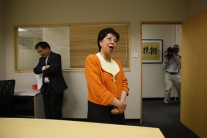 Margaret Chan, directora de la OMS, charla con periodistas tras su teleconferencia en Hong Kong.