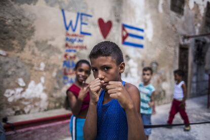 Los rostros de los niños que entrenan boxeo en el barrio Centro Habana (Cuba) muestran el entusiasmo por conseguir un futuro prometedor en una disciplina que les puede ayudar a subir de escalafón social como deportistas de élite. Acuden a ejercitarse cada tarde apasionados por dar prestigio a su país y se cuidan como lo hacen los deportistas adultos, incluso sometiéndose a duras sesiones de entrenamiento. Se entregan con dedicación, sacrificio y golpes en un país caracterizado por dar grandes frutos olímpicos, ya que el boxeo profesional está vetado en la isla.