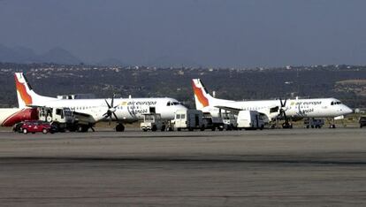 En la foto, dos aviones de Air Europa Express en la pista del aeropuerto de Son San Juan (Palma de Mallorca).