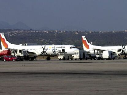 En la foto, dos aviones de Air Europa Express en la pista del aeropuerto de Son San Juan (Palma de Mallorca).