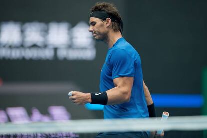 Rafael Nadal celebra un punto ante John Isner en Pekín.