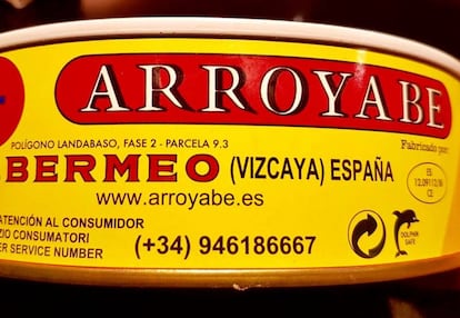 LATAS CON ANCHOAS ENTRE SALMUERA