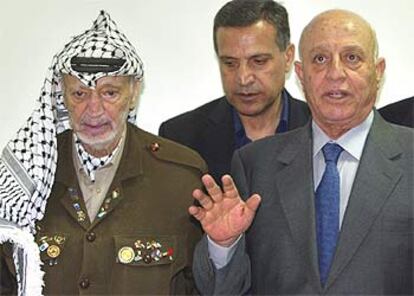 Arafat, junto a su primer ministro, Ahmed Qurei, ayer en Ramala.
