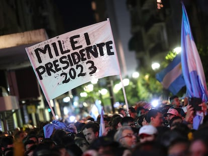 Seguidores de Javier Milei celebran el triunfo del candidato ultra en las elecciones de este domingo, en Buenos Aires.