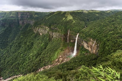 La caída libre de agua más alta de India (335 metros) se encuentra cerca de la ciudad de Cherrapunji, una de las zonas más húmedas del planeta. Las cataratas de Nohkalikai se alimentan del agua de lluvia que se acumula arriba, en una meseta cubierta de vegetación, tras el deshielo de las montañas. Por eso, su volumen cambia según la época del año: en la estación seca, cae tranquila en una piscina natural color verde-turquesa; durante el monzón se estrella con fuerza formando una rabiosa espuma blanca.