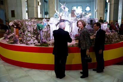 La reina Sofía y José Luis Martínez Almeida (d), junto al Belén instalado por el Ayuntamiento de Madrid este 23 de noviembre. 
