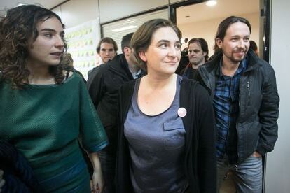 Gemma Ubasart, Ada Colau y Pablo Iglesias en la sede del partido Guanyem.