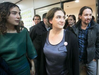 Gemma Ubasart, Ada Colau y Pablo Iglesias en la sede del partido Guanyem.