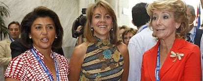 Esperanza Aguirre y María Dolores de Cospedal, junto a la propuesta como nueva vicesecretaria general de del partido en Madrid, Gádor Ongil.