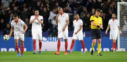 Los jugadores del Sevilla lamentan el primer gol del Leicester.