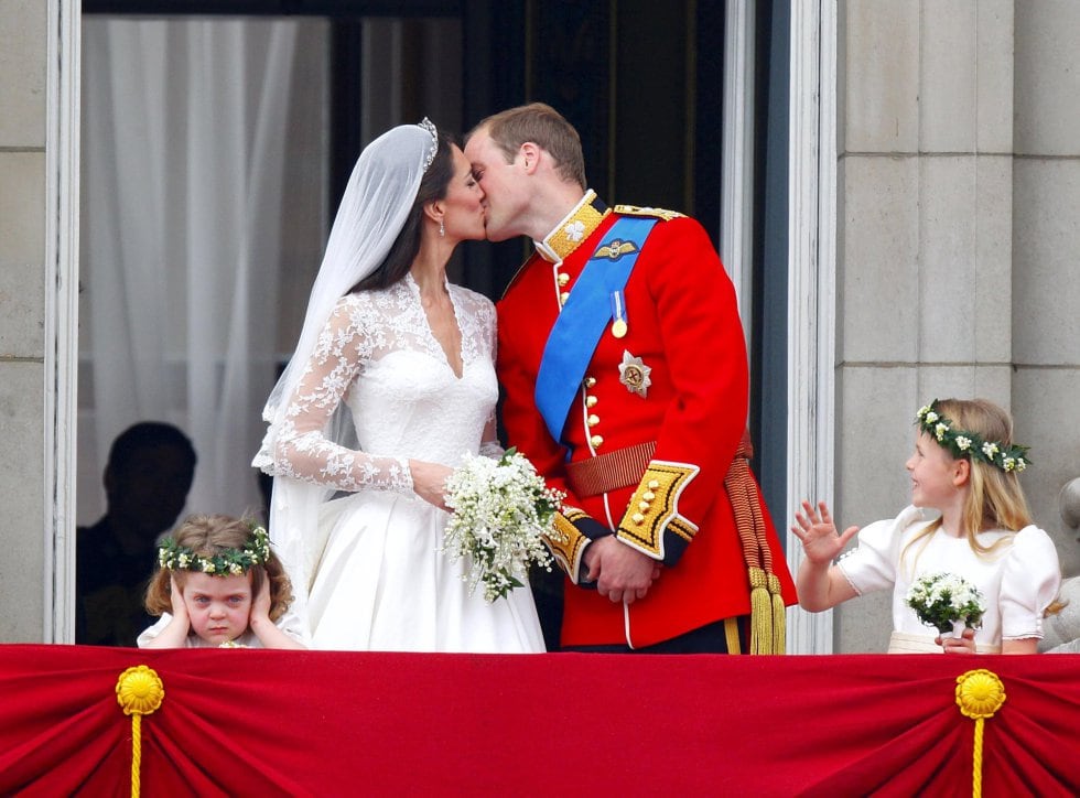 El Príncipe Guillermo y su esposa Kate Middleton, que recibió el título de Duquesa de Cambridge, se besan en el balcón del Palacio de Buckingham, en Londres, después de su boda en la Abadía de Westminster, el 29 de abril de 2011.