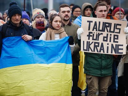 Marcha solidaria con Ucrania este sábado 6 en Berlín. Los manifestantes exigieron también el envío de más material bélico a Kiev.