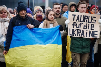 Marcha solidaria con Ucrania este sábado 6 en Berlín. Los manifestantes exigieron también el envío de más material bélico a Kiev.