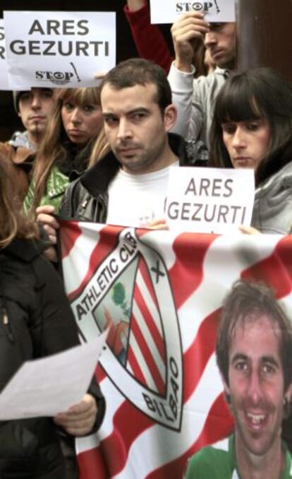 Un momento de la concentración ante los Juzgados de Bilbao de la plataforma popular Iñigo Gogoan.