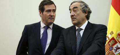 Los presidentes de CEOE, Juan Rosell (derecha) y el de Cepyme y Confemetal, Antonio Garamendi.