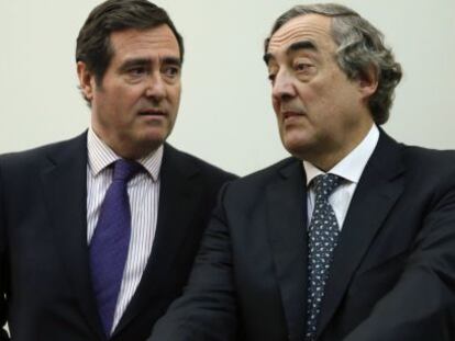 Los presidentes de CEOE, Juan Rosell (derecha) y el de Cepyme y Confemetal, Antonio Garamendi.