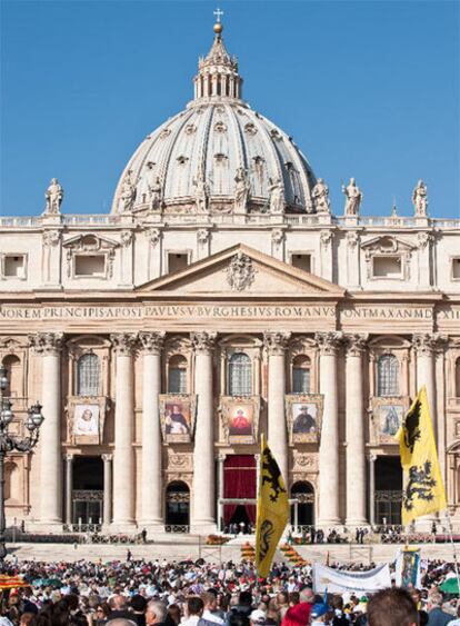 La basílica de San Pedro con las imágenes de los cinco beatos santificados hoy por Benedicto XVI