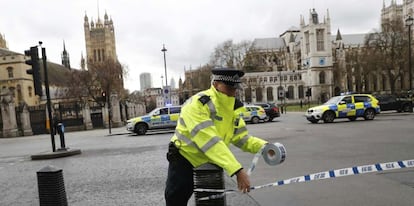 Un policía establece el cordón de seguridad en los alrededores del Parlamento.