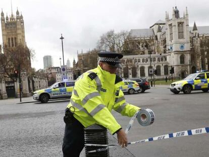 Un policía establece el cordón de seguridad en los alrededores del Parlamento.