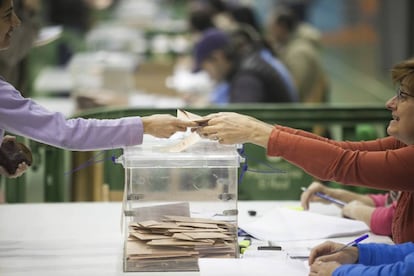 Una de las mesas de votación en las elecciones del 20-D.