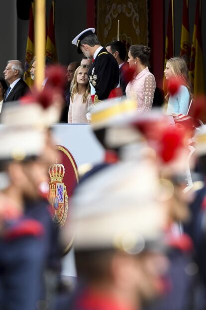 El Rey habla con la princesa Leonor, que se colocó a su derecha en la tribuna de honor.