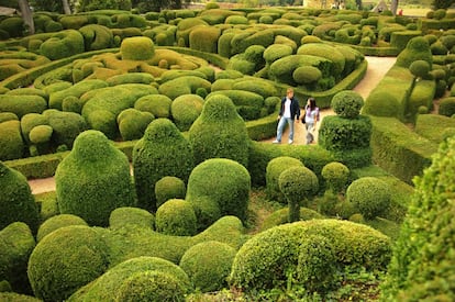 Más de seis kilómetros de senderos y 150.000 setos de boj que forman un intrincado laberinto de escultuas vegetales recorren el parque del Marqueyssac, uno de los más bellos ejemplos de ars topiaria (poda artística). Los jardines del castillo ocupan un risco de piedra caliza que domina el valle del Dordoña, al suroeste de Francia, y desde su mirador, a 150 metros de altura sobre el río, se tienen las mejores vistas del Périgord, la región de las trufas, el foie-gras, el escritor Michel de Montaigne (1533- 1592) y el espadachín Cyrano de Bergerac.