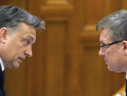 El primer minsitro h&uacute;ngaro Viktor Orban (i) habla con el ministro de Econom&iacute;a Gyorgy Matolcsy (d), en el parlamento de Budapest, Hungr&iacute;a, el d&iacute;a 23 de diciembre de 2011.