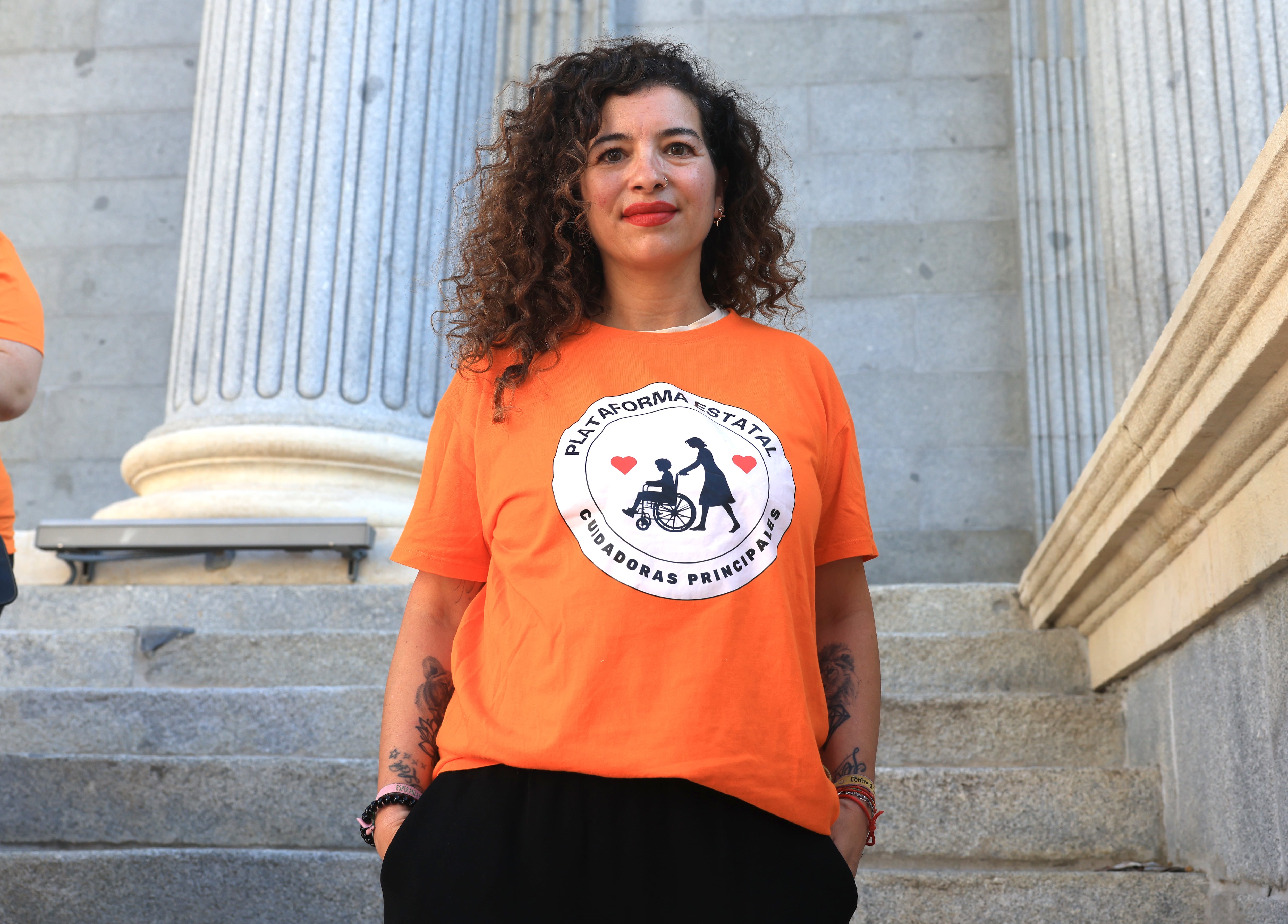 Paula Faro Rosales, vocal de la Plataforma Cuidadoras Principales, frente al Congreso de los Diputados, en Madrid, este martes.
JAIME VILLANUEVA