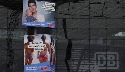 Carteles de campaña de AfD donde se lee: "¿Cuál es tu motivo para luchar por Alemania?" y "¿Burkas? Nosotros preferimos bikinis".