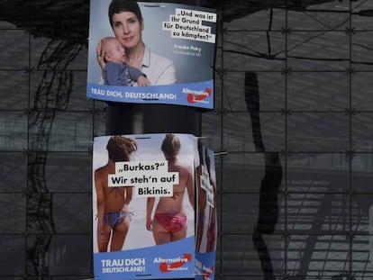 Cartazes de campanha do AfD onde se lê: "Qual é seu motivo para lutar pela Alemanha?" e "Burcas? Nós preferimos biquínis". 