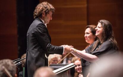 El director Gustavo Gimeno felicita a la soprano María José Siri y a la mezzo Daniela Barcellona, ayer en el Kursaal de San Sebastián.