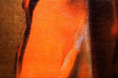 Detalle de 'Santiago el Mayor peregrino', el fuerte naranja del manto lo da el minio que El Greco utilizó como pigmento. En una parte del lienzo, que originariamente no se vería, queda una marca donde el pintor descargó un poco de pintura del pincel.