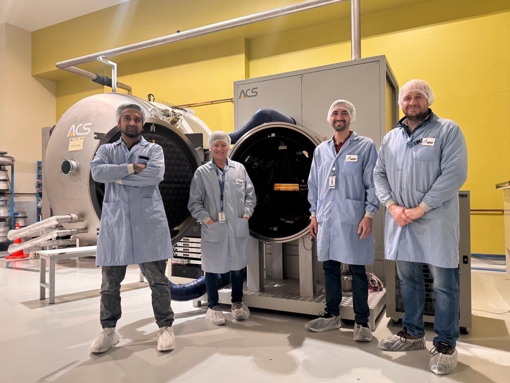 Investigadores de la Comisión Nacional de Actividades Espaciales trabajan en el desarrollo y funcionamiento del satélite Atenea.