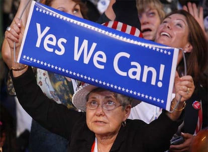 Una de las asistentes a la convención muestra una pancarta con el lema de la campaña de Barack Obama