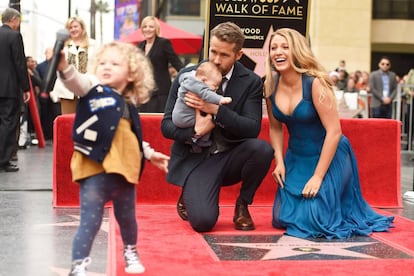 Ryan Reynolds y Blake Lively, con sus dos hijas, tras descubrir la estrella del actor en el Paseo de la Fama en Hollywood.