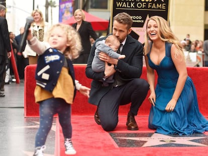 Ryan Reynolds y Blake Lively, con sus dos hijas, tras descubrir la estrella del actor en el Paseo de la Fama en Hollywood.