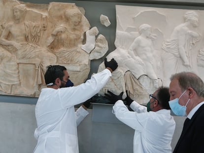 Los conservadores del Museo del Acrópolis, en Atenas, colocan un fragmento del friso del Partenón, dejado en depósito en enero de 2022 por el Museo Salinas de Palermo, que lo exponía desde el siglo XIX.