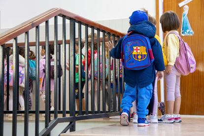 Niños entrando al Centro de Educación Infantil y Primaria Duquesa de la Victoria de Logroño (La Rioja).