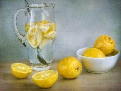 La dieta alcalina (la del agua con limón) promete ‘limpiar’ el organismo y ser un antídoto contra los tumores. Le contamos qué tiene de cierto