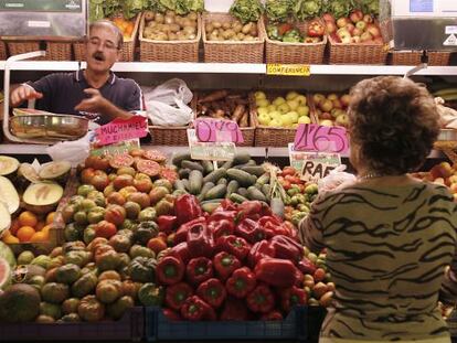 A fruit and veg stall in Alicante&#039;s central market. 