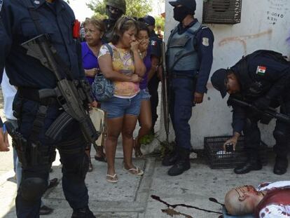 El cuerpo de un taxista asesinado yace en Acapulco, Guerrero (sureste de M&eacute;xico).