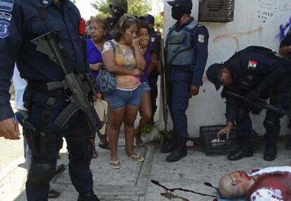 El cuerpo de un taxista asesinado yace en Acapulco, Guerrero (sureste de México).