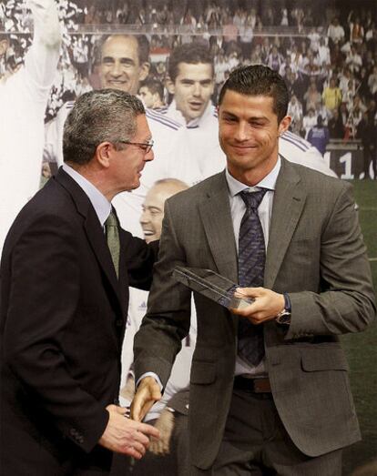 Gallardón entrega a Ronaldo una placa en el acto de homenaje del Ayuntamiento.